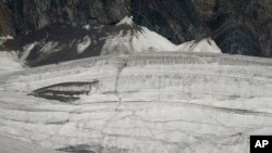 图为中国云南省玉龙雪山的白水1号冰川。由于气候变化,该冰川是世界上融化速度最快的冰川之一。(2018年9月22日)