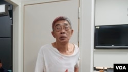 在台重启铜锣湾书店前夕,林荣基遭泼红漆,清洗后,全身仍留有红漆污渍(美国之音黄丽玲摄)