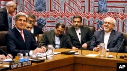 美国国务卿(左)和伊朗外长在联合国五常加一会议上