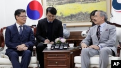 韩国统一部长官金尹哲(左)在首尔会晤美国驻韩大使哈里斯。(2019年4月16日)
