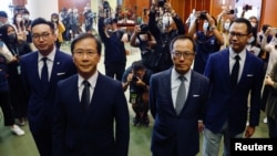 香港四位民主派议员被取消议员资格后见记者(路透社2020年11月11日)