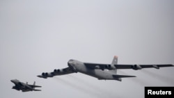 美国空军B-52型轰炸机(右)(路透社2016年1月资料照)