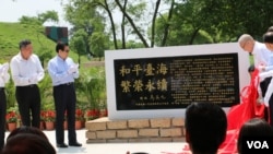 台湾总统马英九(左三)在金门古宁头为“和平台海,繁荣永续”纪念碑揭幕(美国之音齐勇明拍摄)