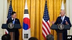 拜登总统与来访的韩国总统文在寅在白宫举行联合记者会 (美联社 2021年5月21日)