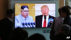 人们在首尔火车站观看有美国总统川普和朝鲜领导人金正恩画面的电视新闻。(2018年4月21日)
