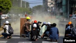 仰光警察向示威民众发射催泪瓦斯。(路透社2月27日照片)