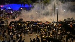 香港警察2019年7月2日向香港政府总部附近的示威者发射催泪瓦斯。