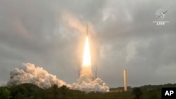 在美国国家航空航天局(NASA)发布的这张照片中,搭载NASA詹姆斯·韦伯太空望远镜的阿丽亚娜5型火箭于2021年12月25日在法属圭亚那欧洲航天发射中心发射升空。