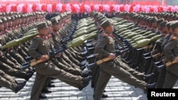 在朝鲜纪念金日成生日的庆典阅兵中,军人在行进(2012年4月15日)