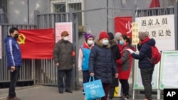 北京不少地方都架设了登记处,对返京人员进行严格检查(2020年2月13日)。