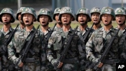 中国人民解放军驻香港部队士兵呼喊口号接受中国国家主席习近平在香港石岗营地的检阅。(2017年6月30日)