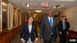 德国防长安娜格蕾特·克兰普-卡伦鲍尔(Annegret Kramp-Karrenbauer)2021年6月30日在五角大楼会见美国防长奥斯汀(美国国防部照片)