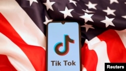 资料照: 美国国旗和手机上显示的Tiktok标识