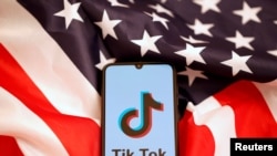 资料照: 美国国旗和手机上显示的Tiktok标识