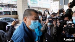 香港壹传媒创办人黎智英在假释期间抵达香港警署报到。(路透社2020年12月2日)