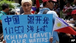 菲律宾民众在马尼拉中国总领馆前抗议中方行径(2019年6月12日)