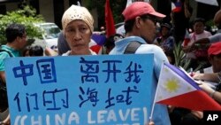 资料照:菲律宾民众在马尼拉中国总领馆前抗议中方行径(2019年6月12日)