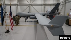 资料照片:美国空军一架MQ-9“收割者”无人机停在爱沙尼亚阿马里空军基地的机库内。(2020年7月1日)
