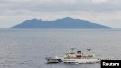 日本一艘海警船2010年10月在尖阁诸岛附近巡逻(路透社)