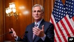 议长凯文·麦卡锡(Kevin McCarthy)2023年10月3日被众议院罢免后见记者。(美联社)