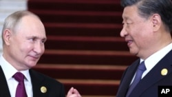2023年10月17日,俄罗斯总统普京和中国国家主席习近平在中国北京举行的“一带一路”国际合作高峰论坛期间交谈。(美联社照片)