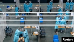 资料照:医护人员在香港的一个社区检测中心给市民进行新冠病毒检测。(2020年9月1日)