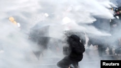 香港警察使用高压水龙冲击反送中示威者。(2019年9月15日)
