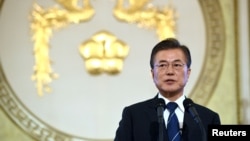 韩国总统文在寅在他上任100天时举行记者会。(2017年8月17日)