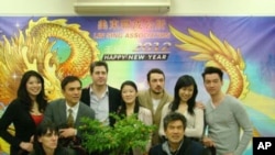 全体合照:后排左起林逸扬,张磊,加里维尔梅斯,林真华,普士梵,林丹扉,伍贤中;前排左起导演蕾施尔弗曼,剧作家黄哲伦