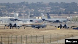 资料图片:在土耳其阿达纳的因吉利克空军基地,一架土耳其空军 F-16 战斗机出现在美国空军 A-10 霹雳II 战斗机之间。