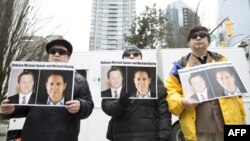 加拿大民众2019年3月6日在温哥华法院外呼吁中国释放被拘押的两名加拿大公民。(2019年3月6日)