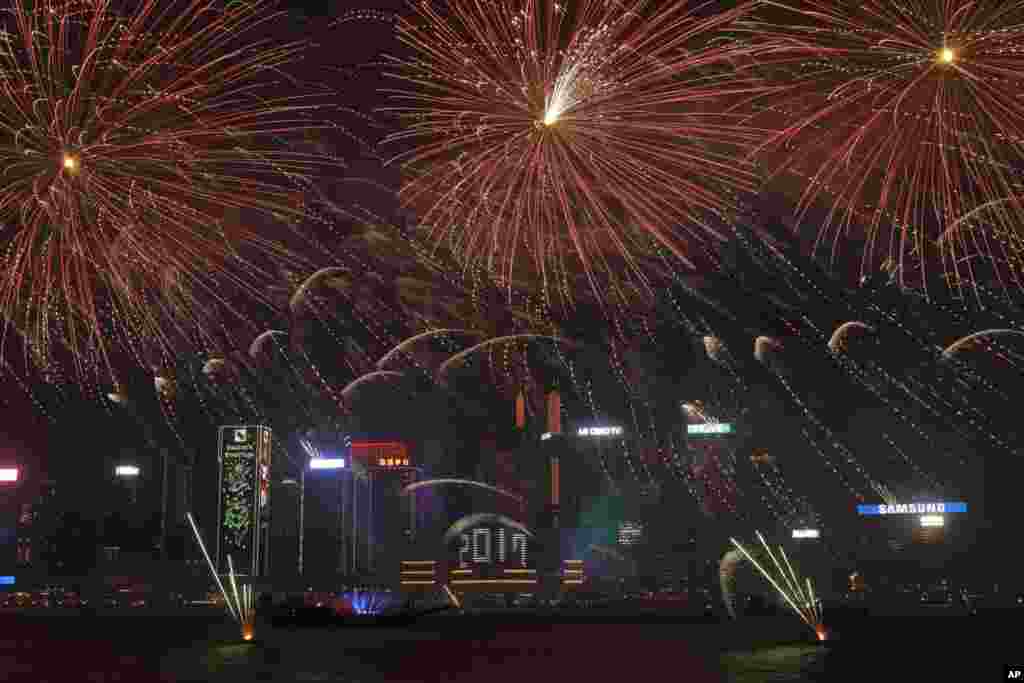 香港施放烟花过新年,烟花在维多利亚港上空绽放(2017年1月1日)
