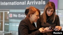 来自伊朗的旅客抵达美国机场(2017年2月6日)