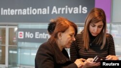来自伊朗的旅客抵达美国机场(2017年2月6日)