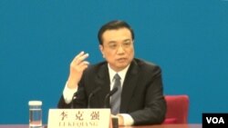 李克强总理3月13日在中国人大会议闭幕后举行的中外记者招待会上(美国之音 东方拍摄)