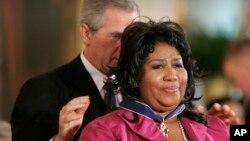 Tổng thống George W. Bush đeo Huân chương Tự do của Tổng thống cho Aretha Franklin tại Nhà Trắng, ngày 9 tháng 11, 2005, ở Washington.
