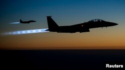 美国F15E打击鹰式战斗轰炸机在伊拉克北部上空飞行。(资料照片)