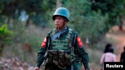 一名缅军士兵在腊戍的街道上行走(资料照)