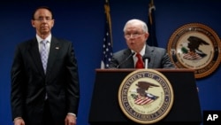 美国司法部长塞申斯和副部长罗森斯坦在华盛顿举行记者会,宣布打击跨国有组织犯罪的措施。(2018年10月15日)