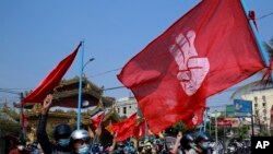 缅甸抗议者再次走上街头,他们的摩托车队在曼德勒街头抗议军事政变。(2021年3月25日)