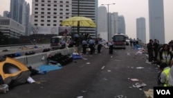香港警方清场金钟占领区(美国之音海彦拍摄)
