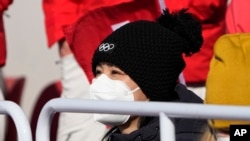 在2022年2月8日的北京冬奥会上,彭帅观看冬奥会自由式滑雪大跳台决赛。