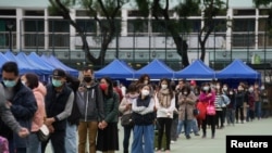 香港市民在荃湾一个检测中心排队等候做新冠病毒核酸检测。 (2022年2月8日)