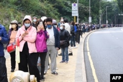 香港东涌市民排长队等候进行新冠病毒核酸检测 (2022年2月10日)