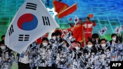 韩国冬奥队打着国旗参加北京冬奥会开幕式。(2022年2月4日)