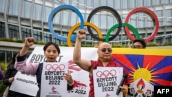 西藏活动人士在瑞士洛桑的国际奥委会总部前抗议中国举行2022冬奥会。(2021年11月26日)
