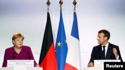 德国总理默克尔与法国总统马克龙在法国举行德法联合内阁会议后出席记者会。(2019年10月16日)
