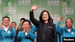 台湾总统蔡英文在胜选连任后在台北民进党总部外的集会上向支持者挥手致意。(2020年1月11日)
