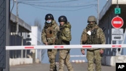 乌克兰士兵在守卫乌克兰东部的一个边界哨卡。(2022年2月21日)