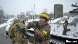 乌克兰士兵守卫着基辅的一条街道。(2022年2月25日)